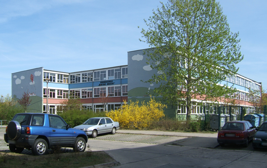 Foto: Schulgebäude mit parkenden Autos davor Foto: Schulgebäude mit parkenden Autos davor