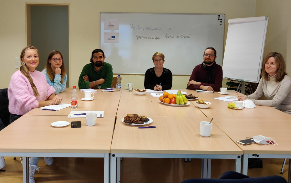 Foto: 6 Personen am Tisch Foto: 6 Personen am Tisch