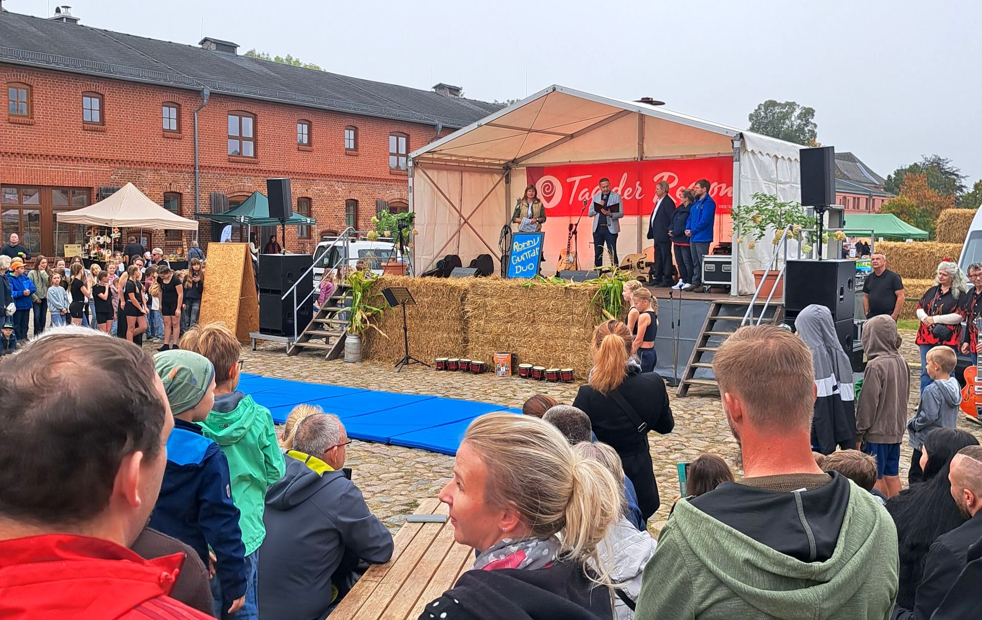 Foto: Personen vor der Bühne Foto: Personen vor der Bühne