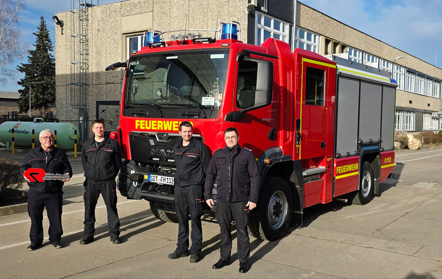 Gruppenfoto vor einem Löschfahrzeug