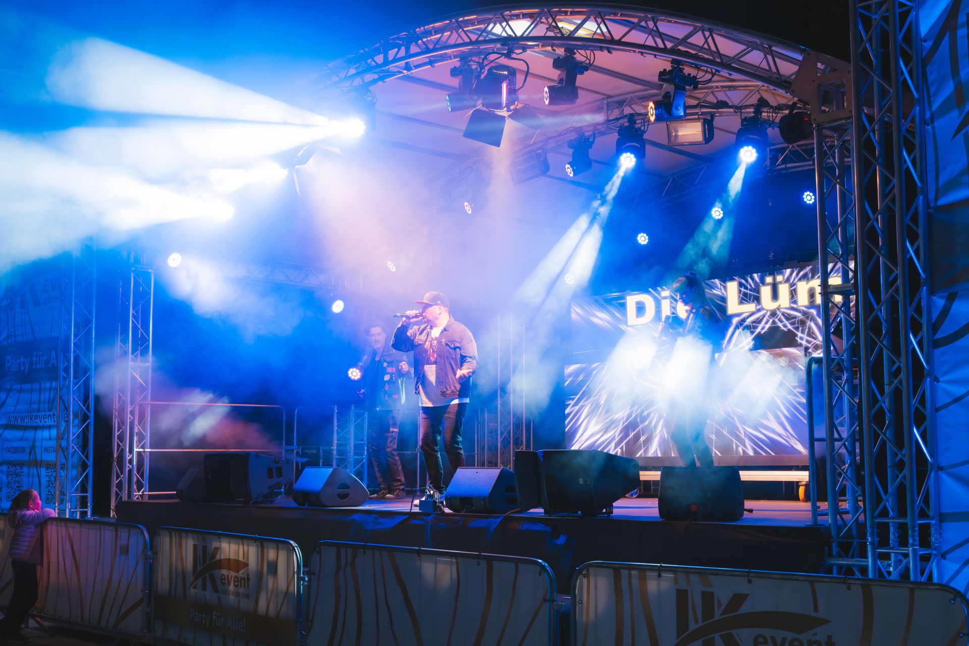 Foto: Musiker auf einer blau illuminierten Bühne Foto: Musiker auf einer blau illuminierten Bühne