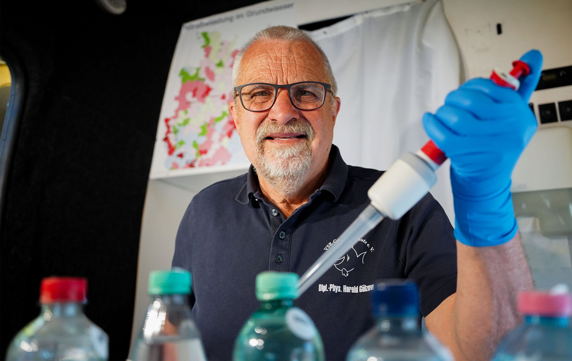 Foto: Mann mit großer Pipette Foto: Mann mit großer Pipette