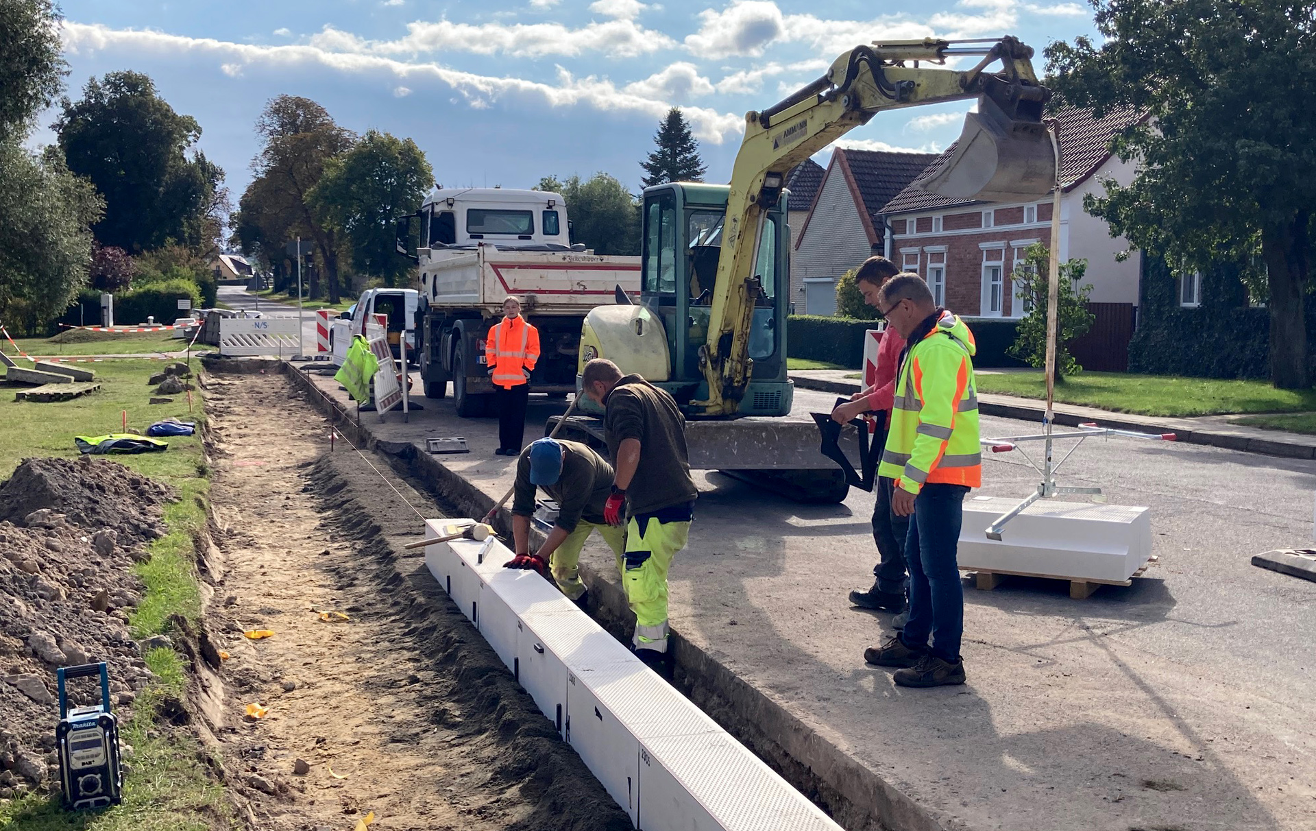 Foto: Borde werden gesetzt mit schwerer Technik Foto: Borde werden gesetzt mit schwerer Technik