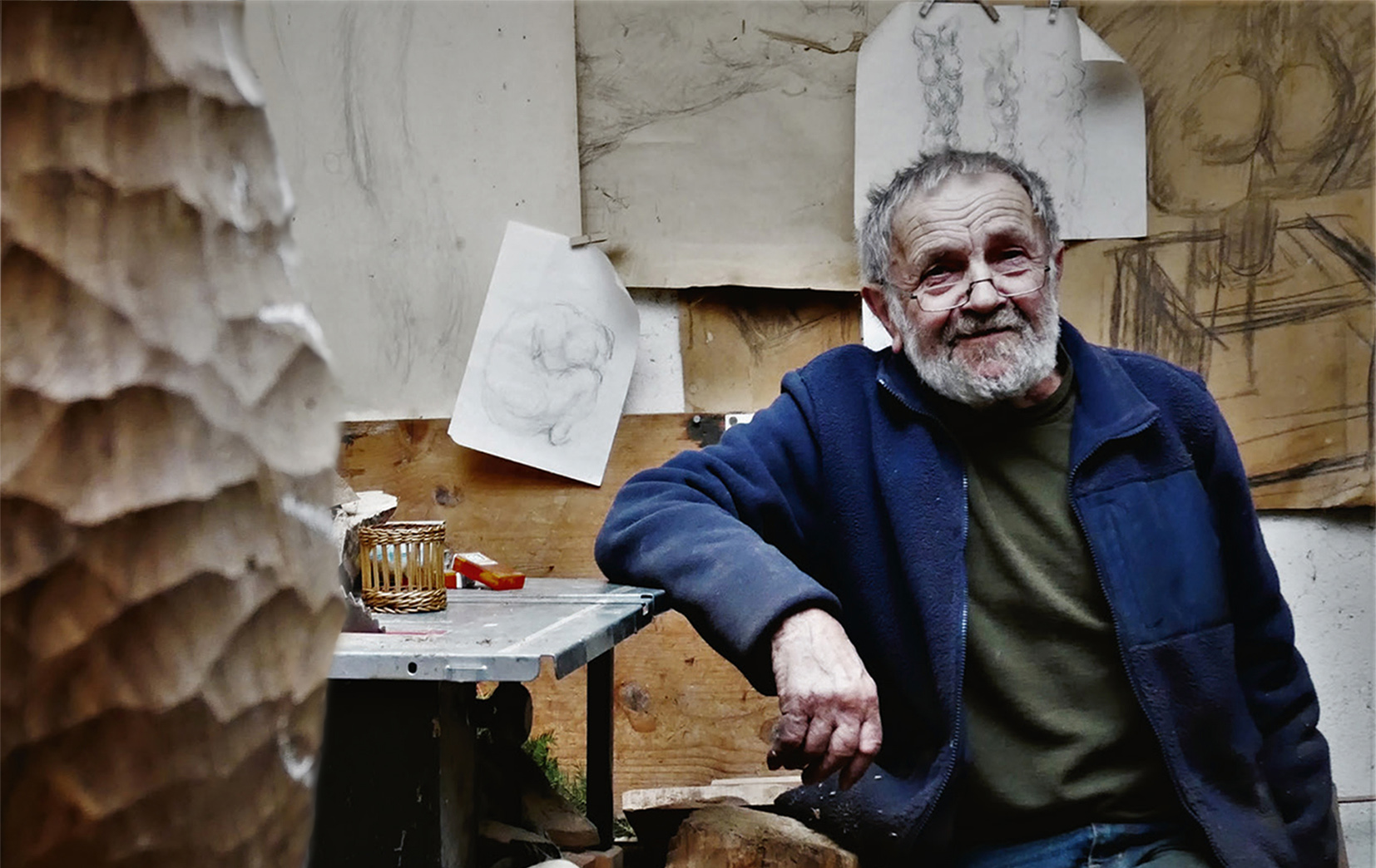 Foto: Künstler vor einer Wand mit Zeichnungen Foto: Künstler vor einer Wand mit Zeichnungen