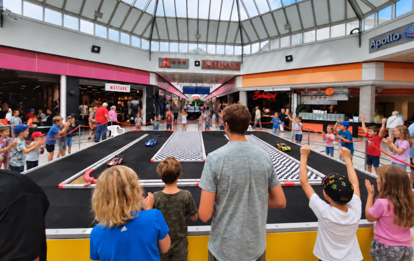 Foto: Mini-Car-Show im Oktogon des Center mit Publikum