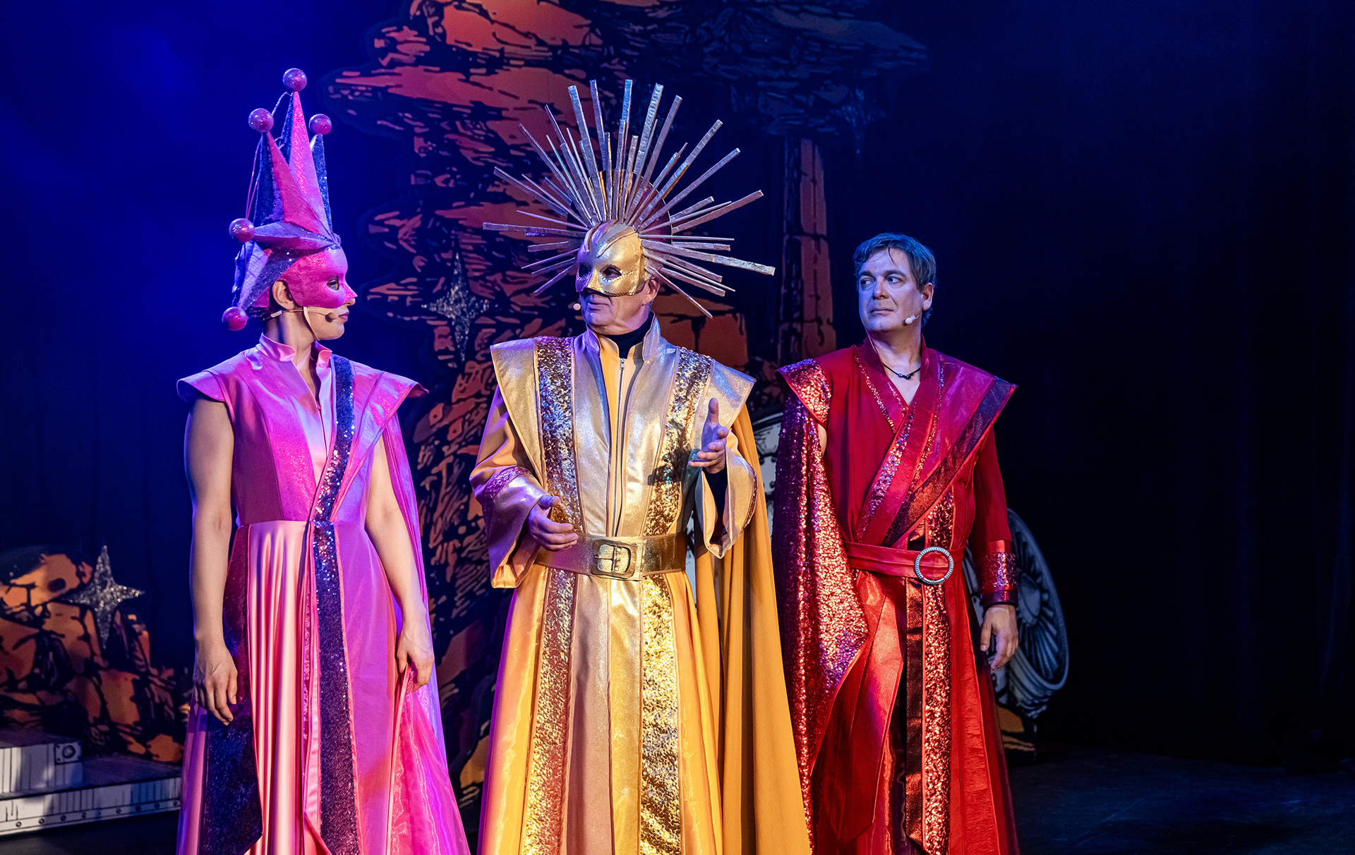Foto: 3 Schauspieler in farbenprächtigen Kostümen Foto: 3 Schauspieler in farbenprächtigen Kostümen