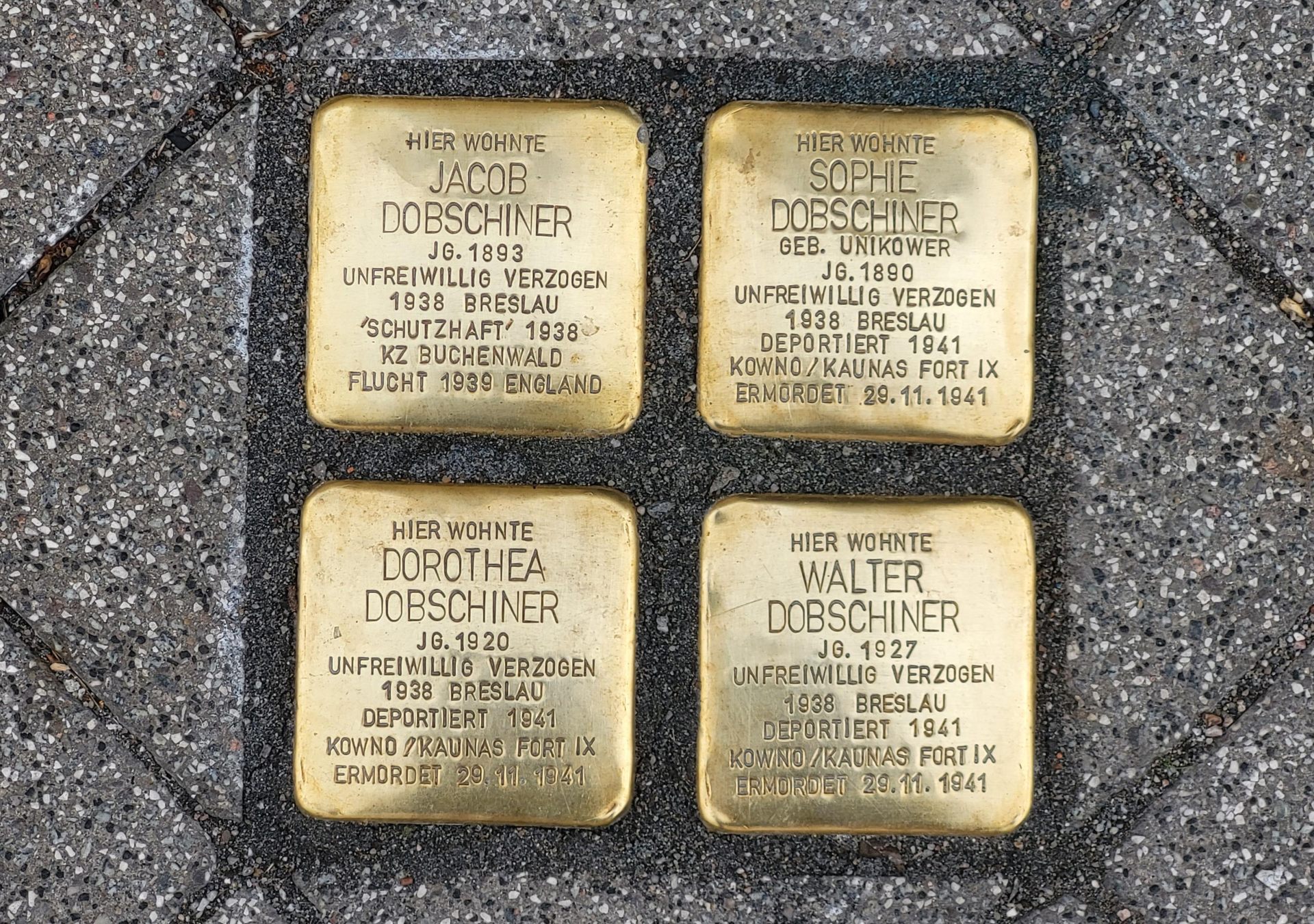 Foto: 4 Stolpersteine von Familie Dobschiner Foto: 4 Stolpersteine von Familie Dobschiner