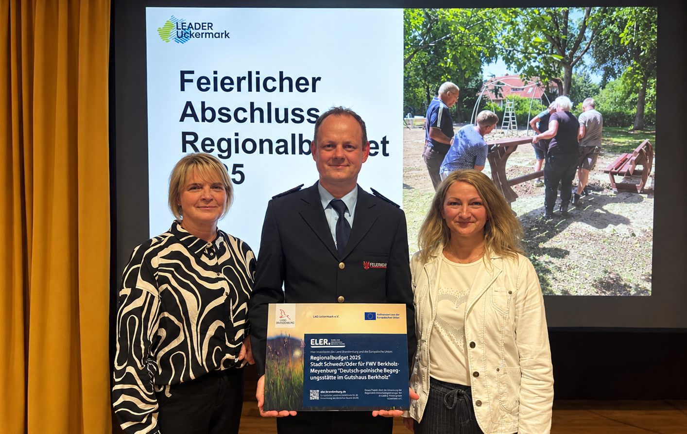 Foto: 3 Personen mit Tafel Foto: 3 Personen mit Tafel