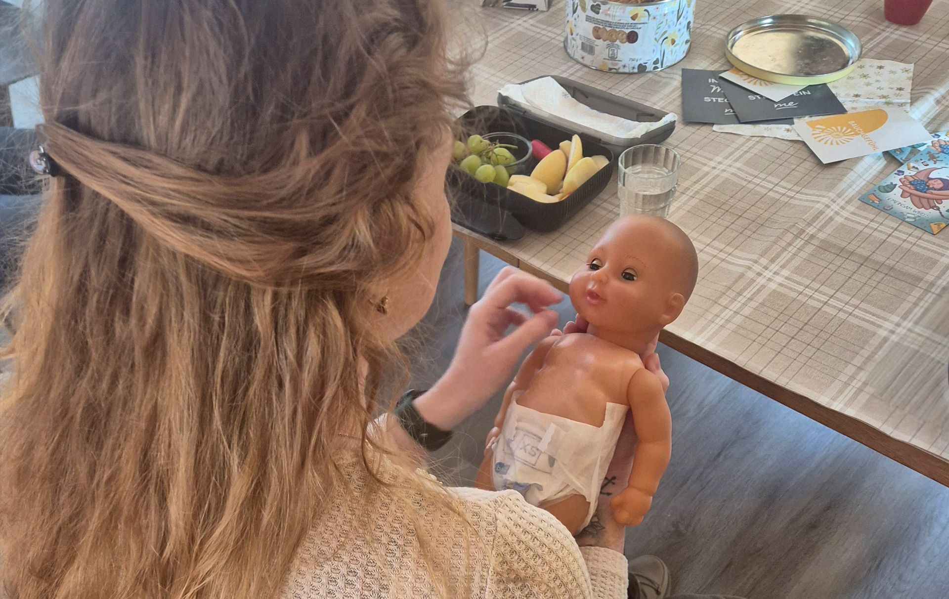 Foto: Übung mit einer Puppe Foto: Übung mit einer Puppe