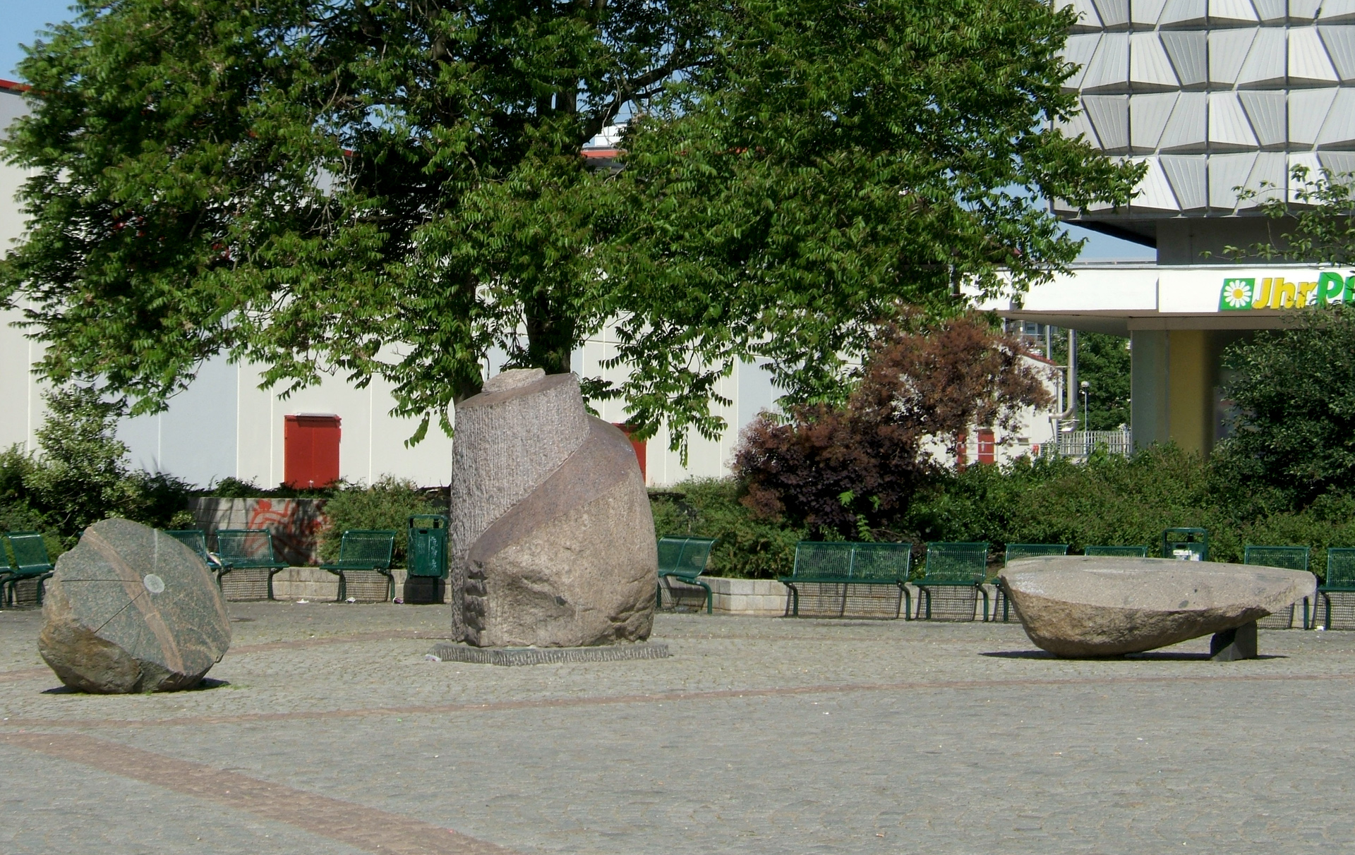 Foto: drei Granitsteine auf dem Platz der Befreiung