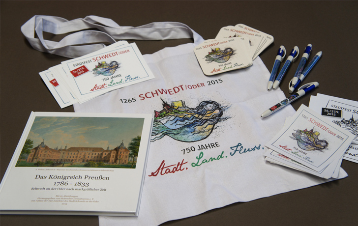 Foto: Baumwolltasche, Postkarte, Kulli, Untersetzer, Buch Foto: Baumwolltasche, Postkarte, Kulli, Untersetzer, Buch