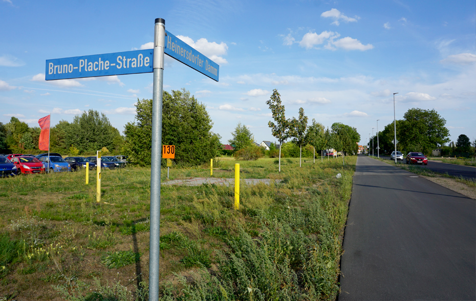 Foto: Straßenschild Bruno-Plache-Straße und Heinersdorfer Damm Foto: Straßenschild Bruno-Plache-Straße und Heinersdorfer Damm