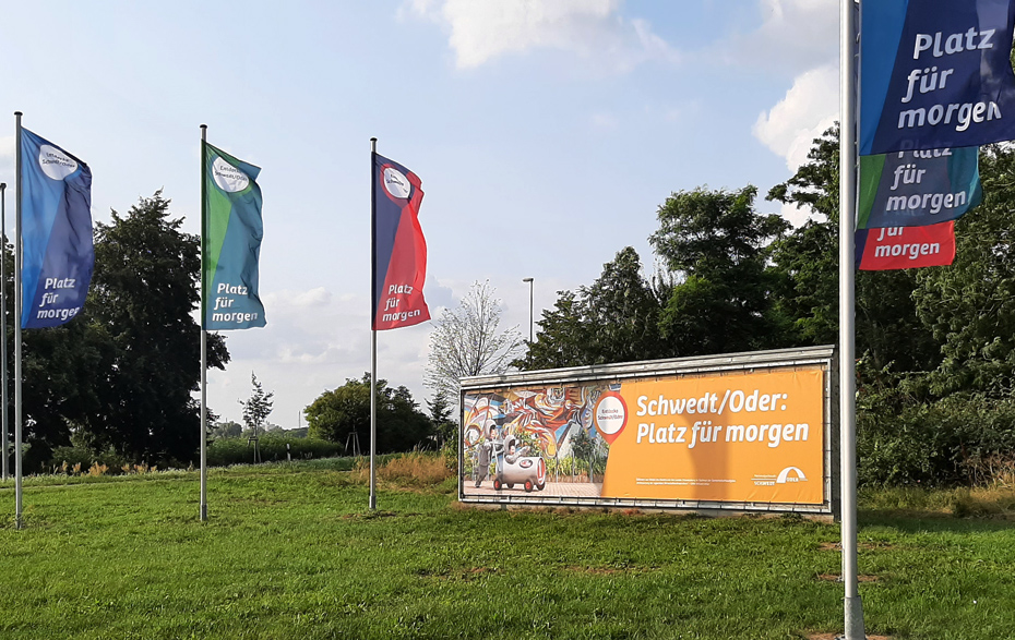 Foto: Banner und Fahnen am Ortseingang Foto: Banner und Fahnen am Ortseingang