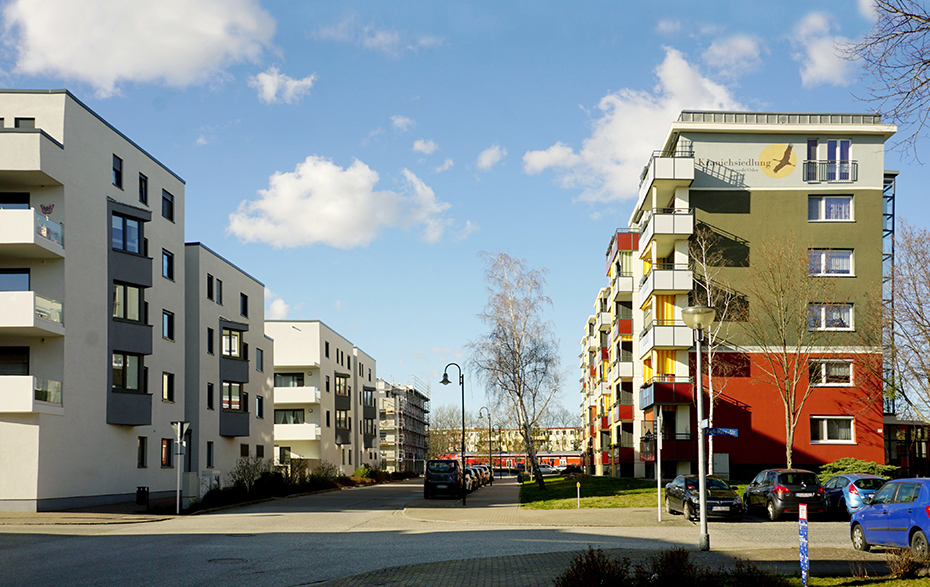 Foto: Bahnhofstraße mit neuen und sanierten Wohnhäusern Foto: Bahnhofstraße mit neuen und sanierten Wohnhäusern