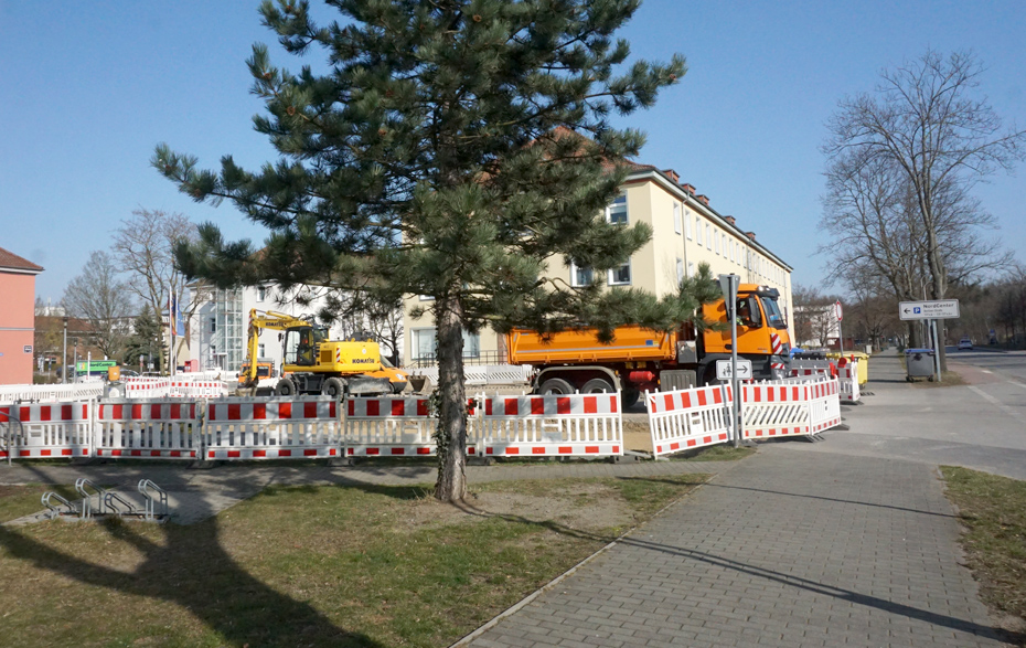 Foto: mit weiß-roten Baken abgesperrte Baustelle und Baufahrzeuge Foto: mit weiß-roten Baken abgesperrte Baustelle und Baufahrzeuge