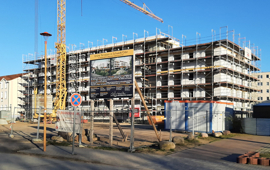 Foto: Rohbau mit Bauschild