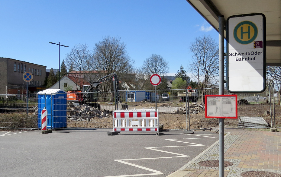 Foto: Abriss der alten Parkplätze mit einem Bagger Foto: Abriss der alten Parkplätze mit einem Bagger