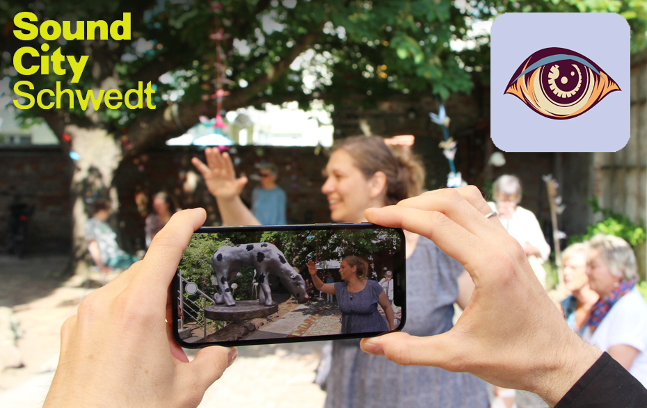 Foto: Frau streichelt die nur virtuell vorhandene, auf dem Handy in der App zu sehende Plastik Foto: Frau streichelt die nur virtuell vorhandene, auf dem Handy in der App zu sehende Plastik