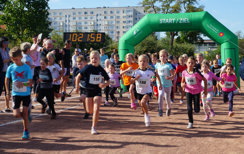 Foto: Kinder starten einen Lauf Foto: Kinder starten einen Lauf