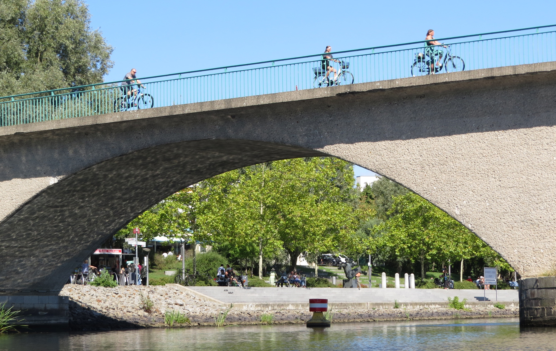 Foto: Radfahrerinnen und Radfahrern auf der Stadtbrücke