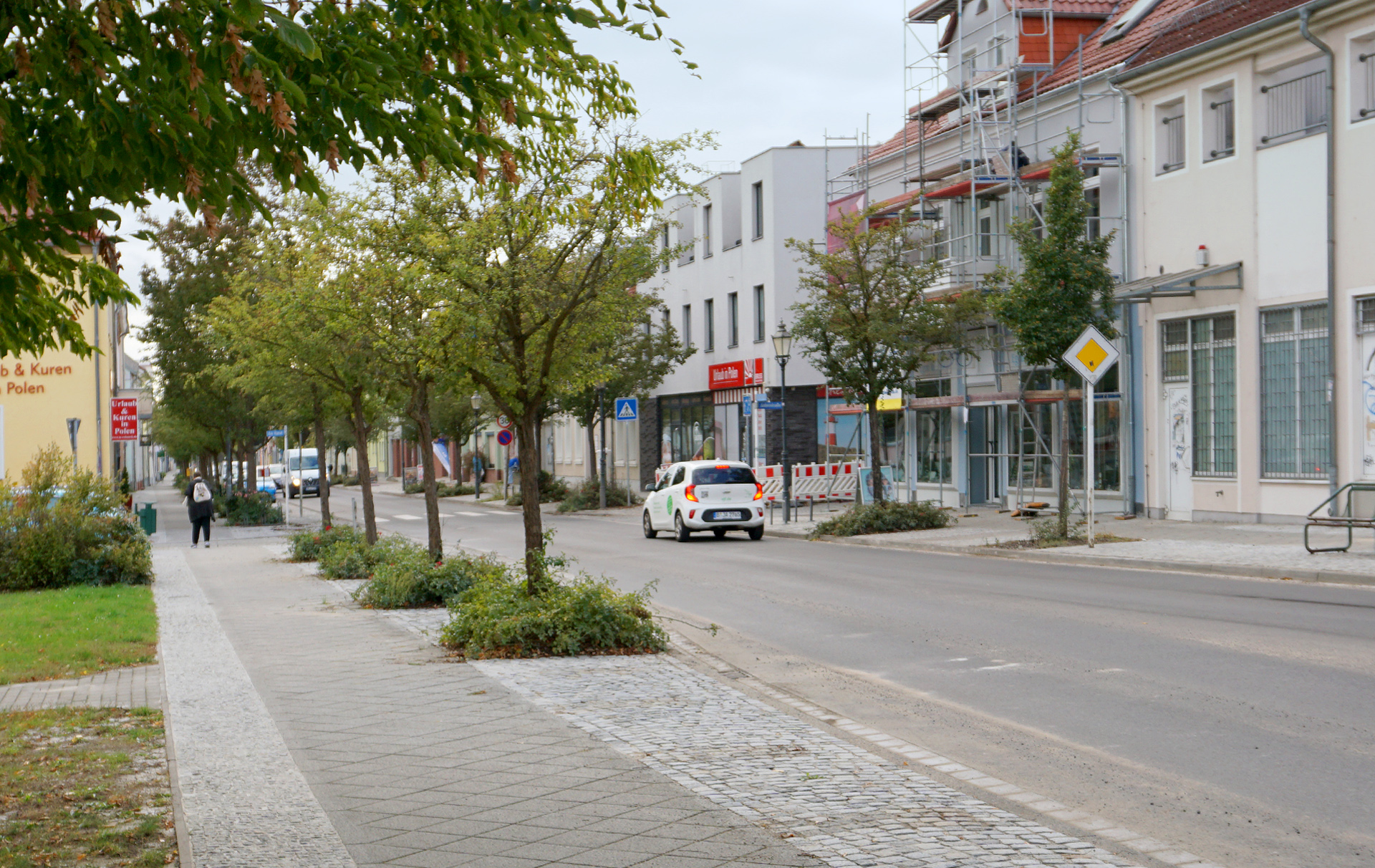 Foto: Blick in die snierte Straße mit Auto
