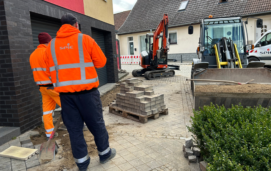 Foto: 2 Arbeiter beim Aufnehmen des Pflasters Foto: 2 Arbeiter beim Aufnehmen des Pflasters