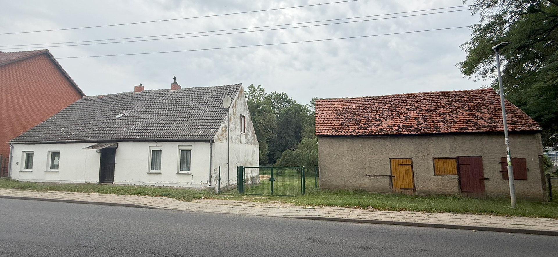 Foto: zwei Gebäude an der Straße