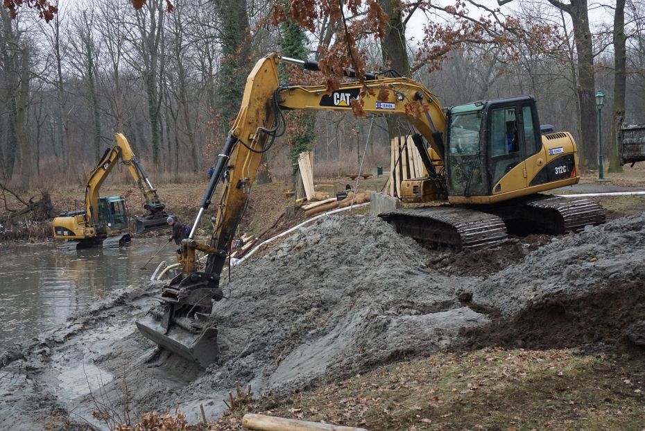 Foto: Entschlammungsarbeiten an einem Teich Foto: Entschlammungsarbeiten an einem Teich