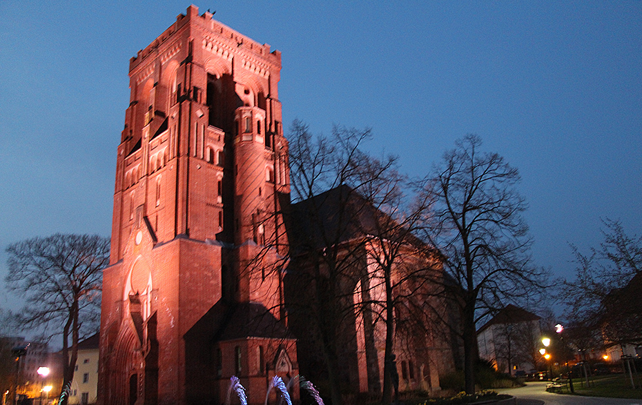 Foto: beleuchtete evangelische Kirche Foto: beleuchtete evangelische Kirche