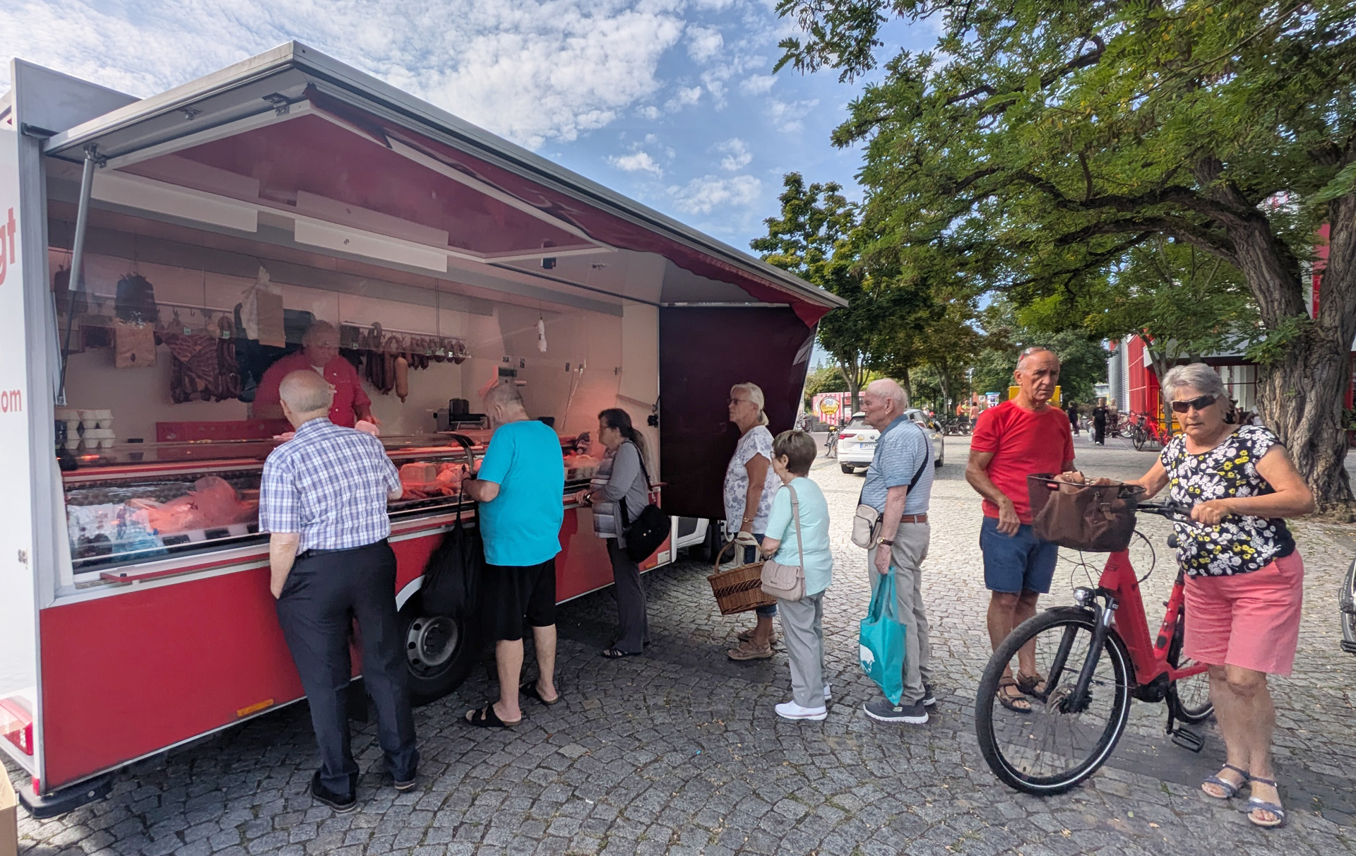 Foto: Kunden am Marktstand Foto: Kunden am Marktstand