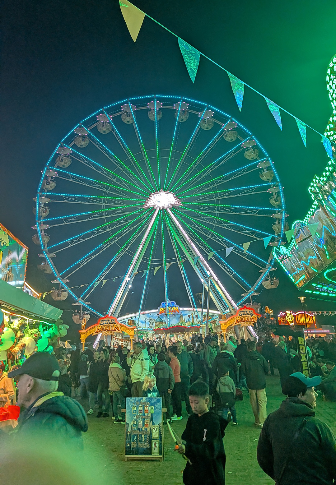 Foto: Riesenrad im Abendlicht Foto: Riesenrad im Abendlicht