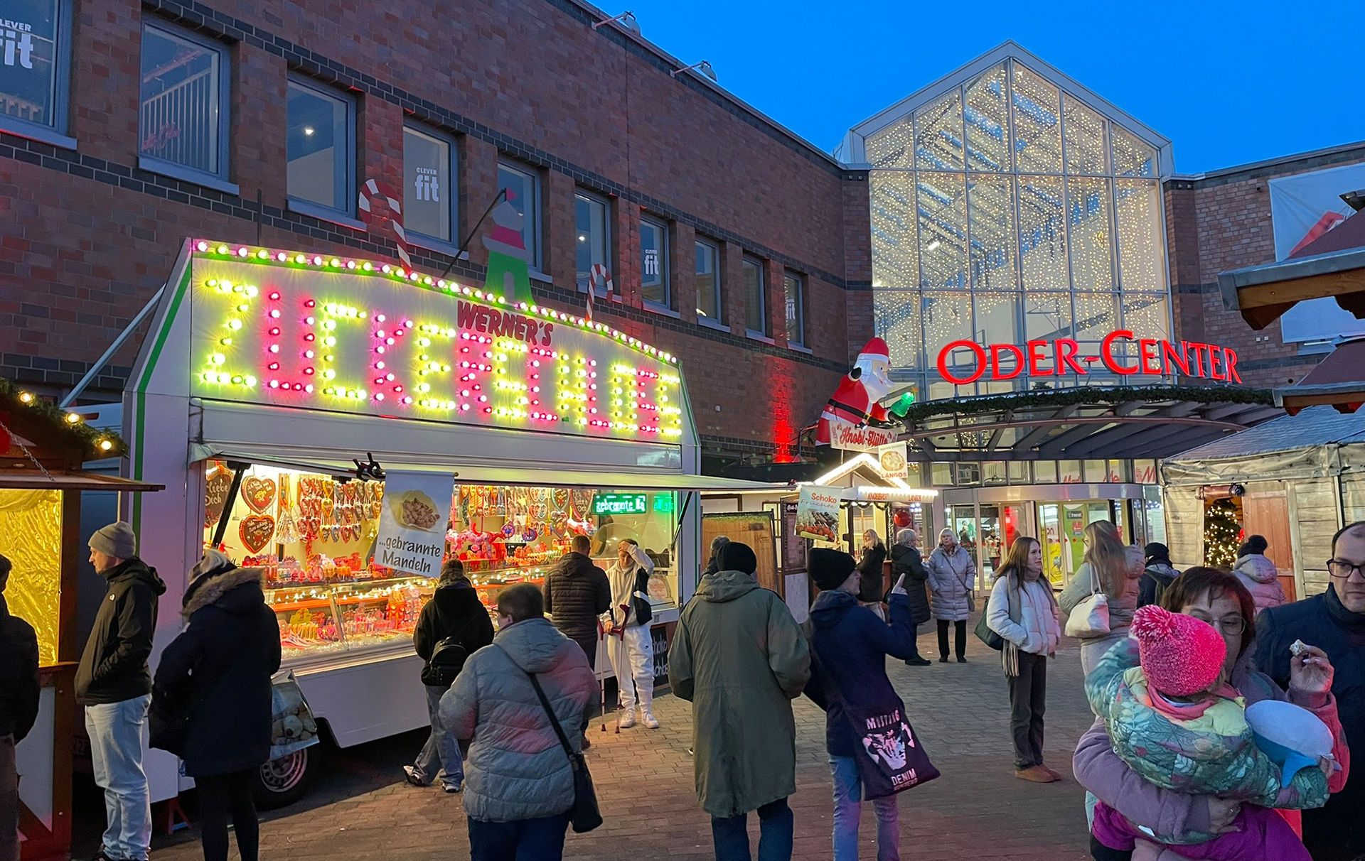 Foto: weihnachtliche Stände vor dem Oder-Center-Eingang Foto: weihnachtliche Stände vor dem Oder-Center-Eingang