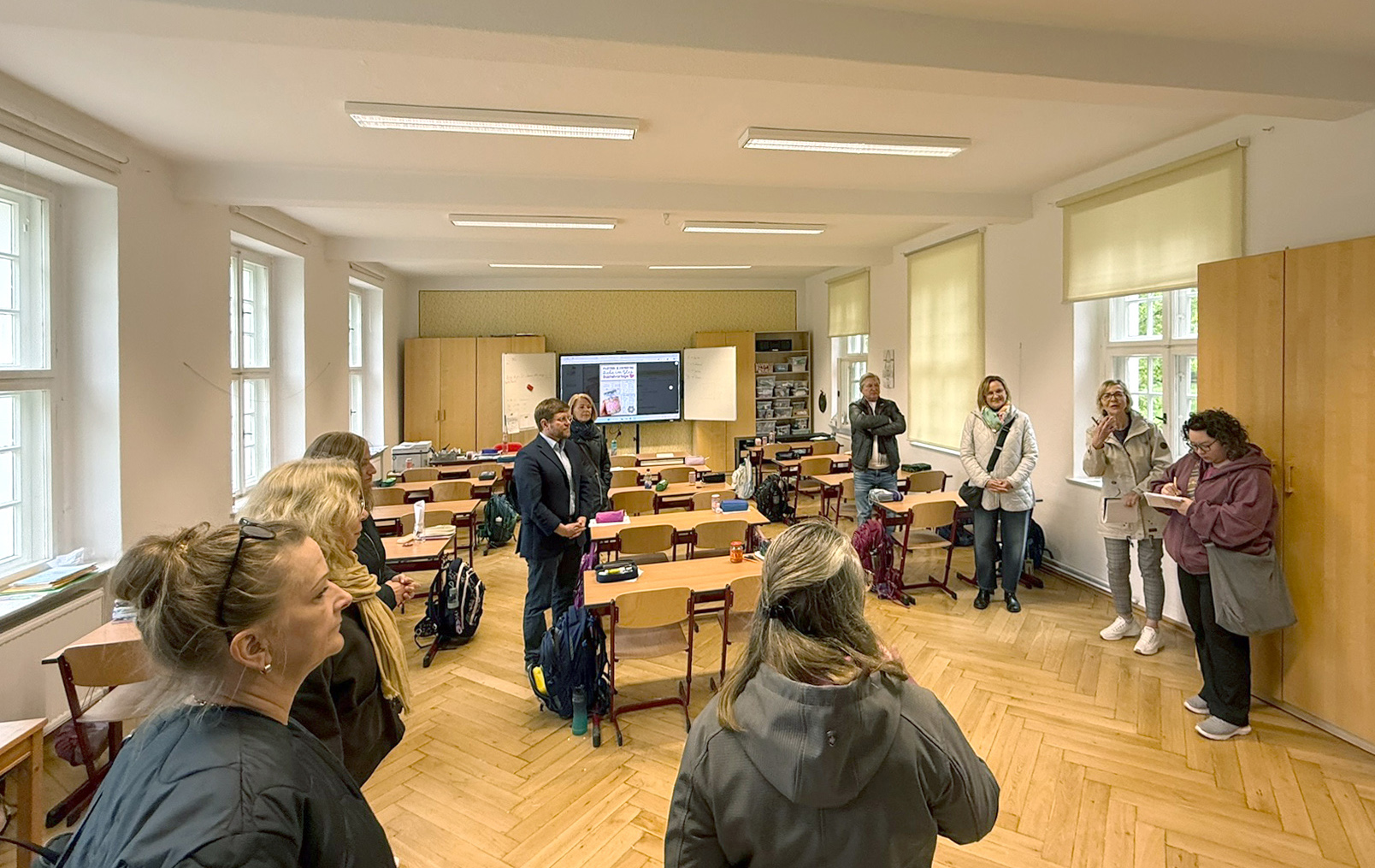 Foto: Besichtigung des Klassenraumes