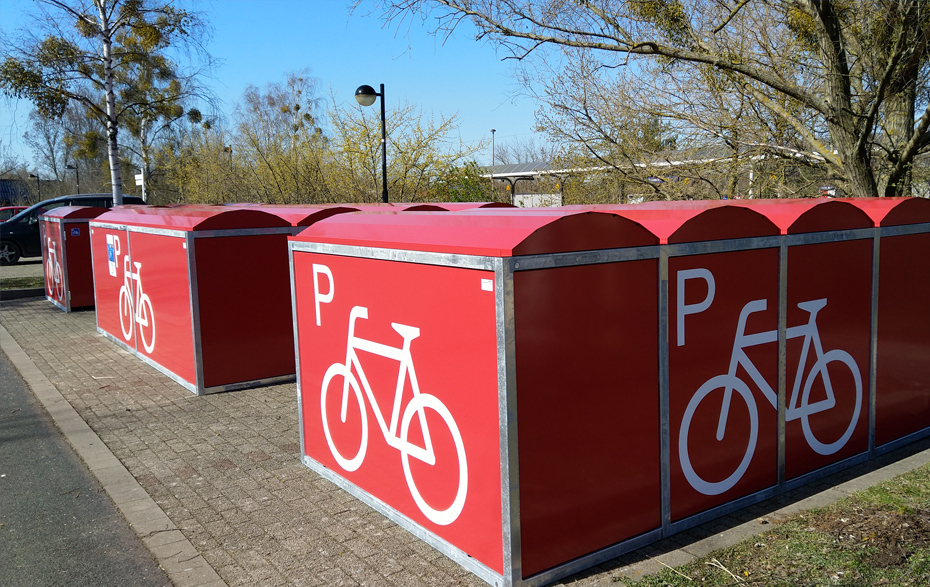 Foto: rote Fahrradboxen Foto: rote Fahrradboxen