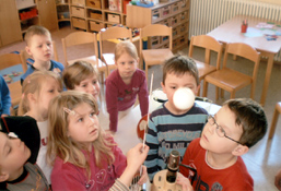 Foto: Kinder beobachten einen weißen Ball.