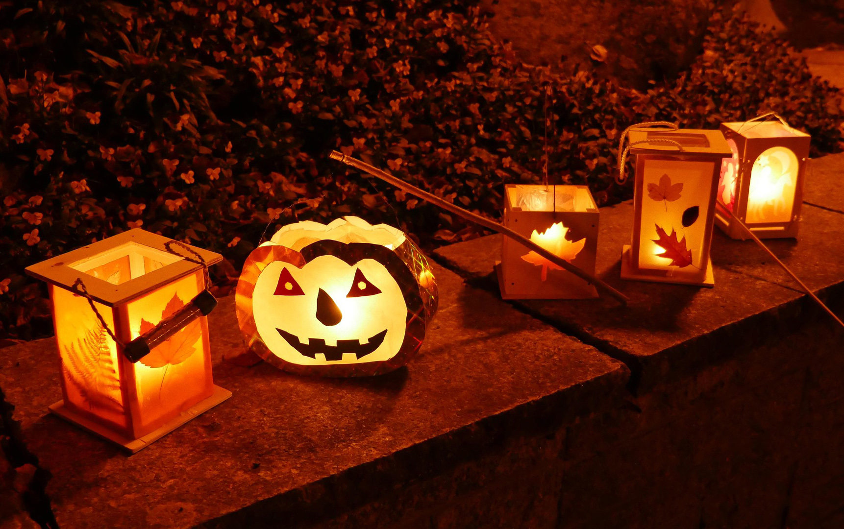 Foto: mehrere leuchtende Laternen im Abendlicht Foto: mehrere leuchtende Laternen im Abendlicht