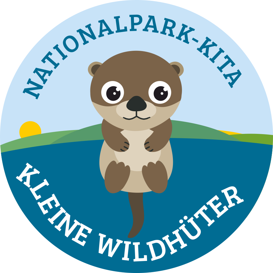 runde Grafik: junger Fischotter in der Mitte vor einer Landschaft, am Rand der Schriftzug Nationalpark-Kita Kleine Wildhüter
