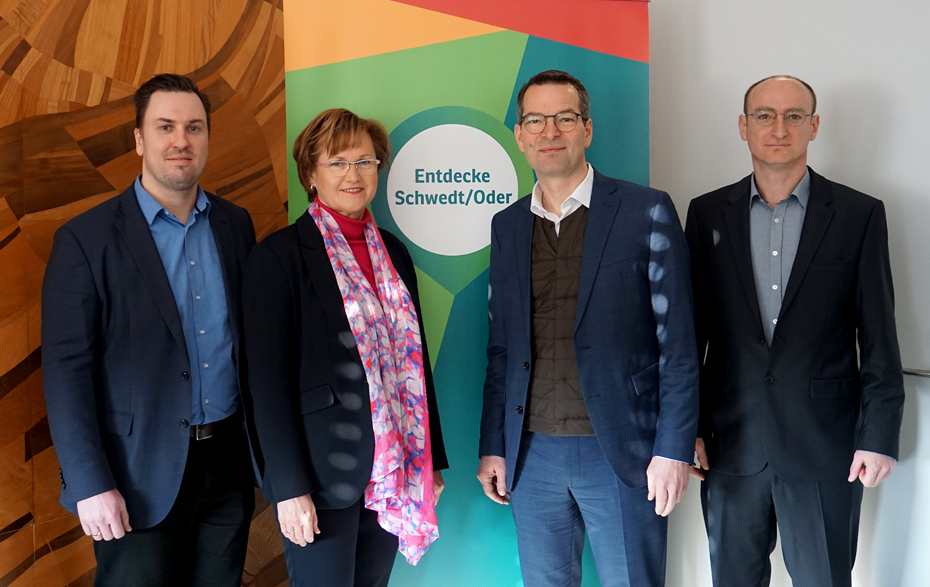 Gruppenfoto mit 4 Personen vor Werbebanner „Entdecke SChwedt/Oder“ Gruppenfoto mit 4 Personen vor Werbebanner „Entdecke SChwedt/Oder“