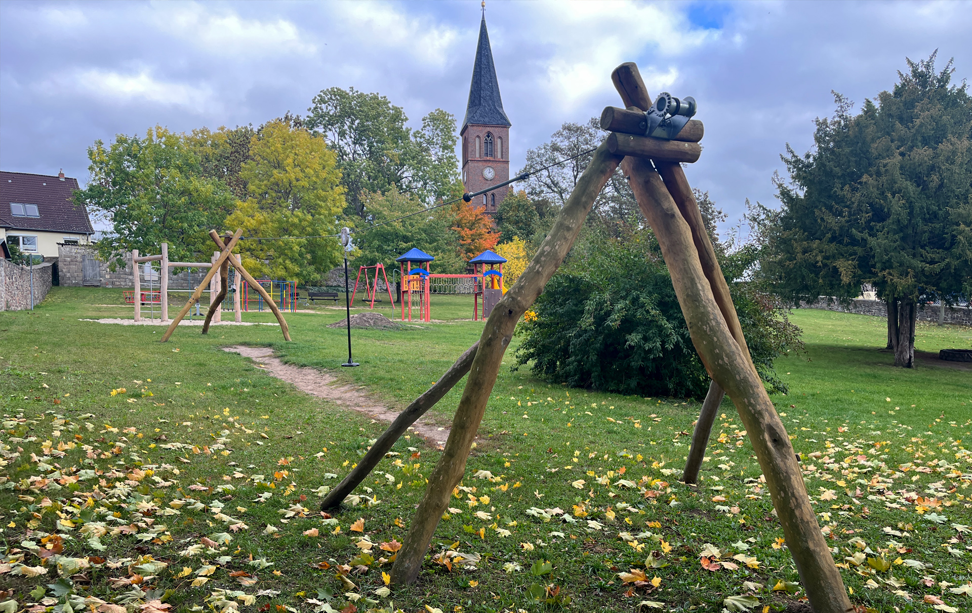 Foto: Spielplatz vor der Kirche Foto: Spielplatz vor der Kirche