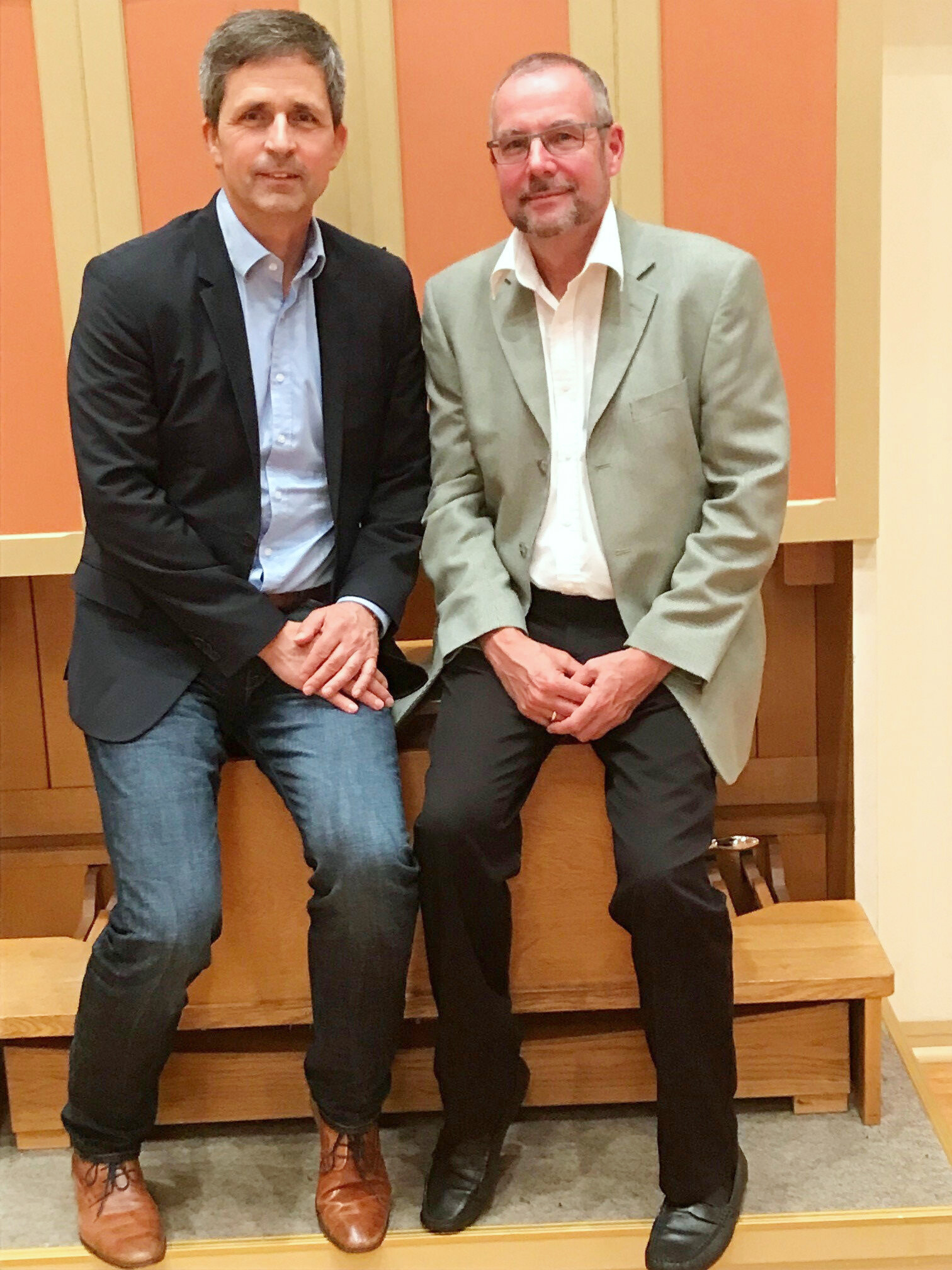 Foto: 2 Männer sitzen nebeneinander Foto: 2 Männer sitzen nebeneinander