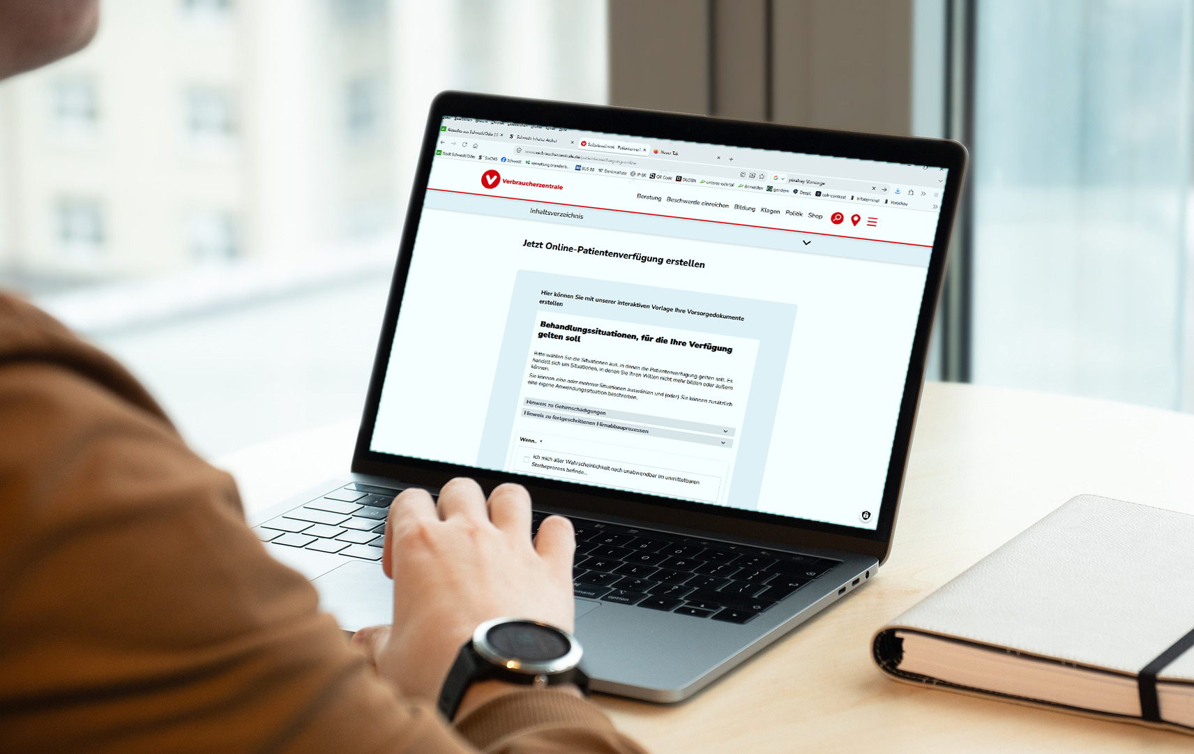 Foto: Mann vor einem Laptop Foto: Mann vor einem Laptop