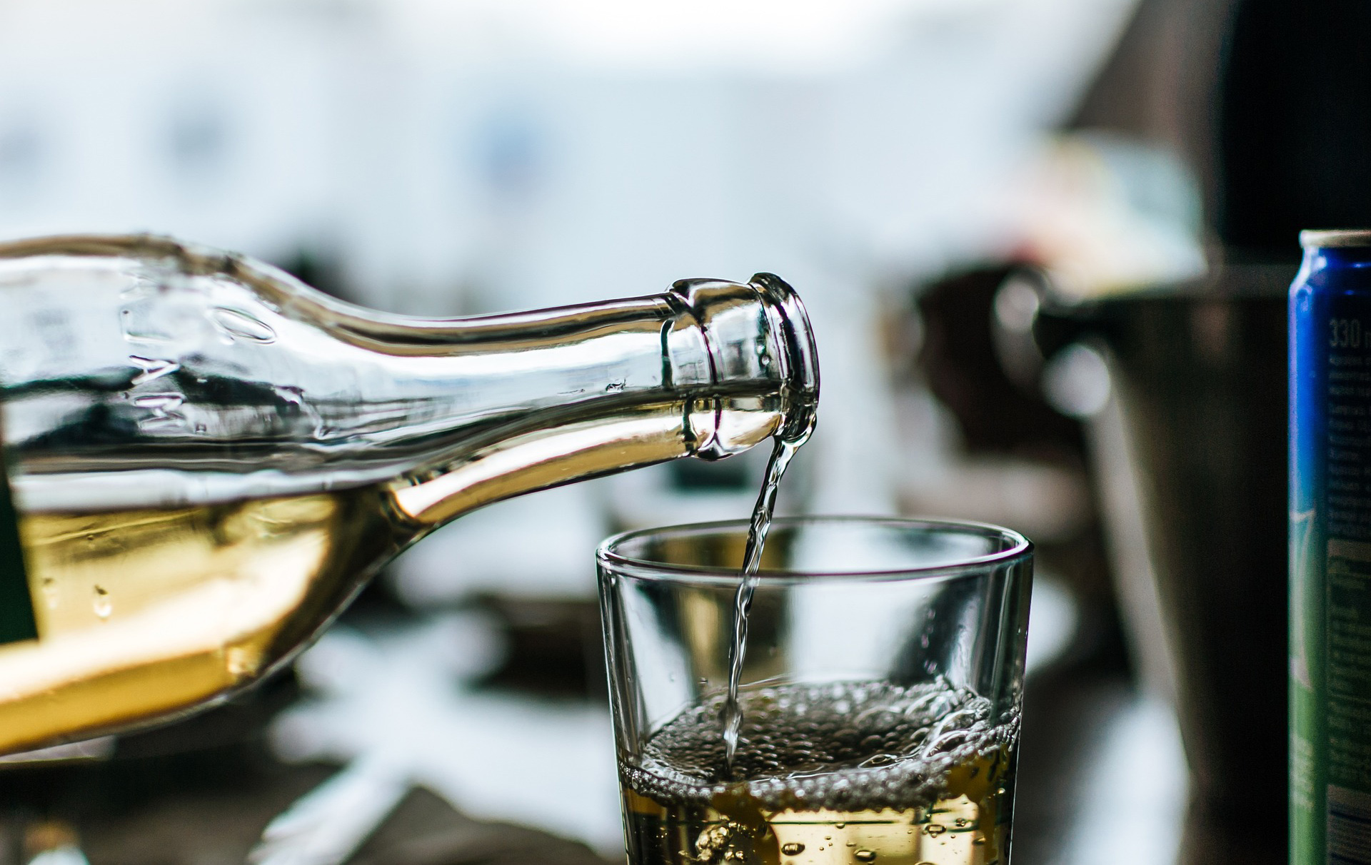 Foto: aus einer Flasche wird Flüssigkeit in ein Glas gegossen Foto: aus einer Flasche wird Flüssigkeit in ein Glas gegossen