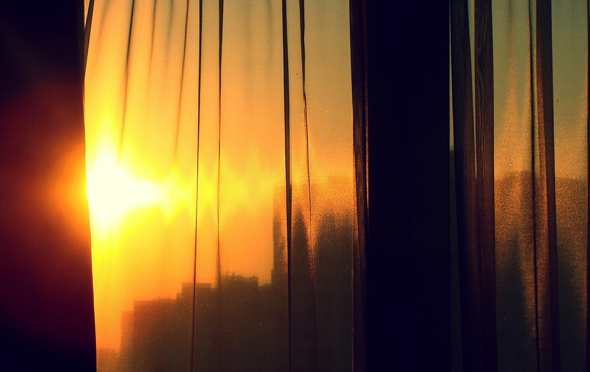 Foto: Vorhang vor dem Fenster Foto: Vorhang vor dem Fenster
