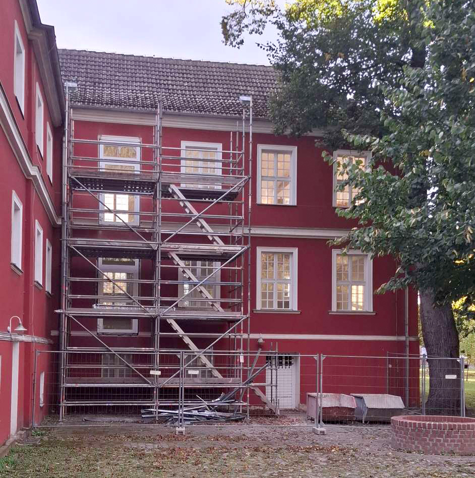 Foto: Gerüst am roten Gebäude