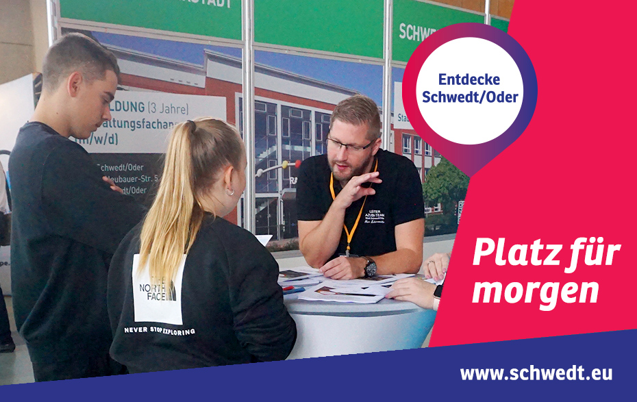 Foto: 3 Personen im Beratungsgespräch bei der Messe Foto: 3 Personen im Beratungsgespräch bei der Messe