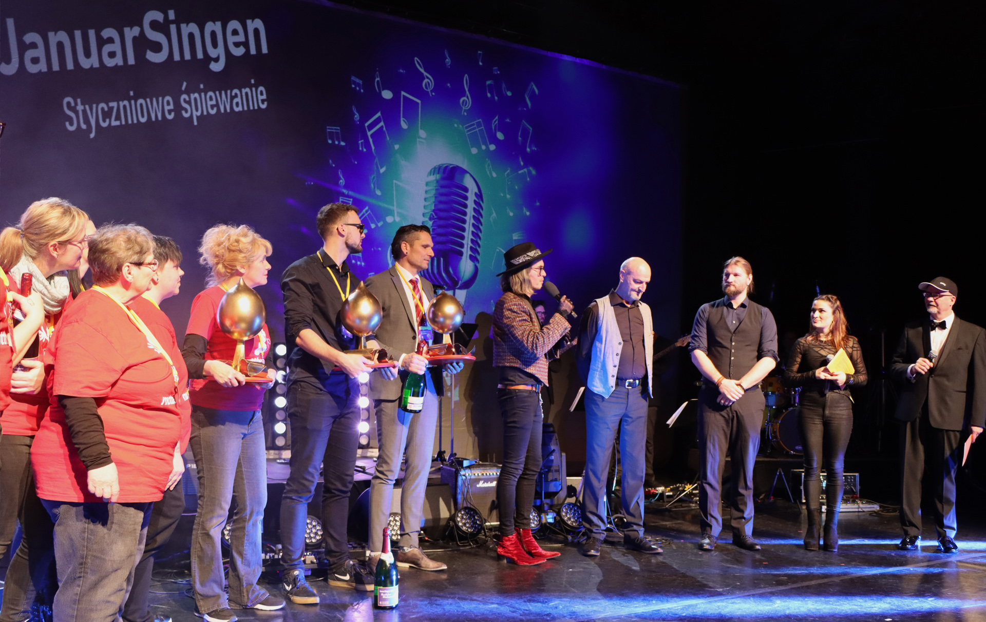 Gruppenfoto: Personen mit der goldenen Wruke bzw. mit Mikrofon in der Hand