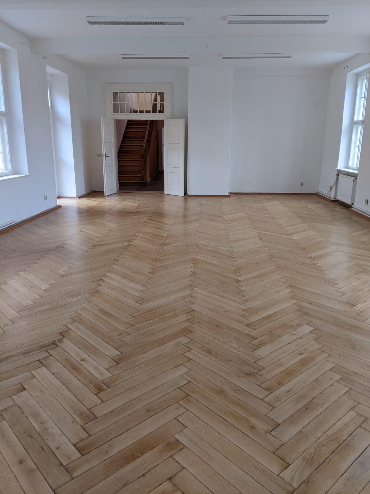 Foto: helles Parkett und weiße Wände