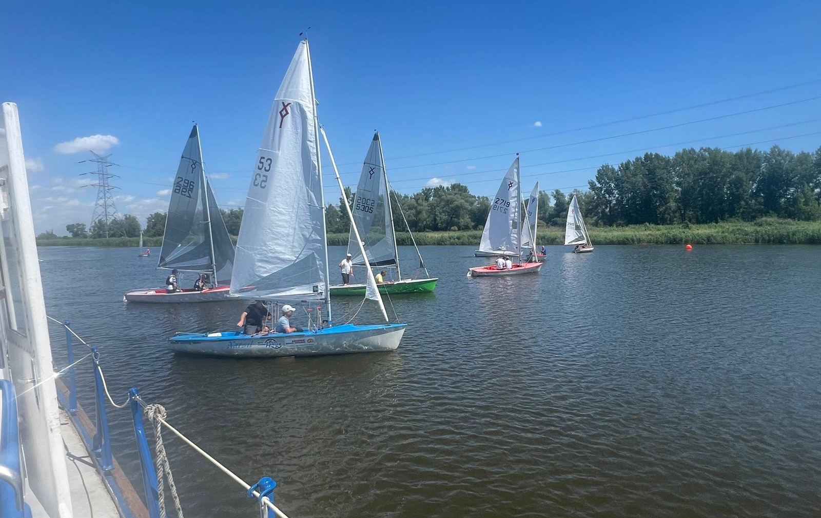 Foto: mehrere kleine Segelboote auf dem Wasser Foto: mehrere kleine Segelboote auf dem Wasser