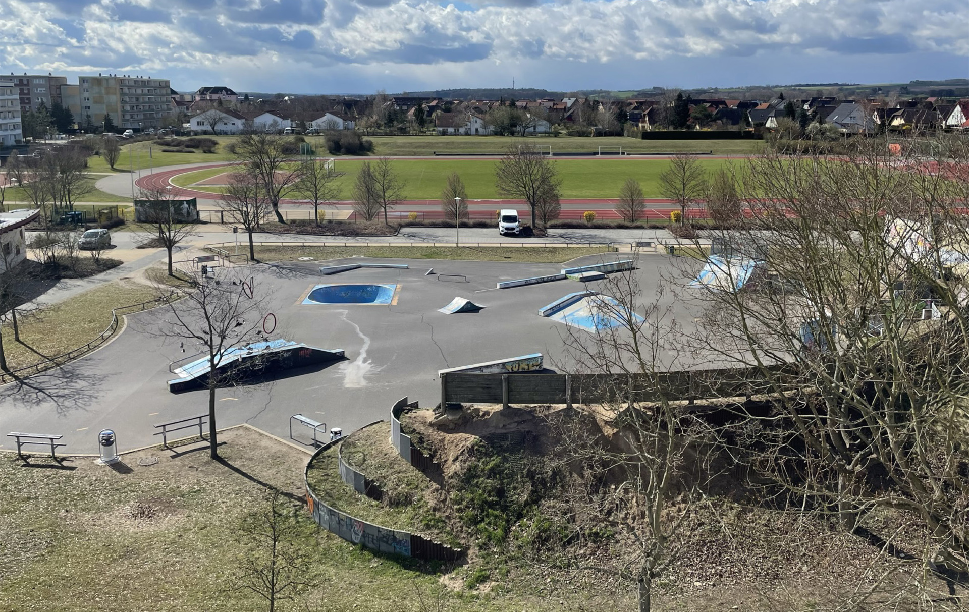 Foto: erhöhter Blick auf die Skate-Anlage und dem dahinter liegenden Sportplatz Foto: erhöhter Blick auf die Skate-Anlage und dem dahinter liegenden Sportplatz