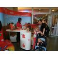 Foto: Familie mit Kindern am Stand